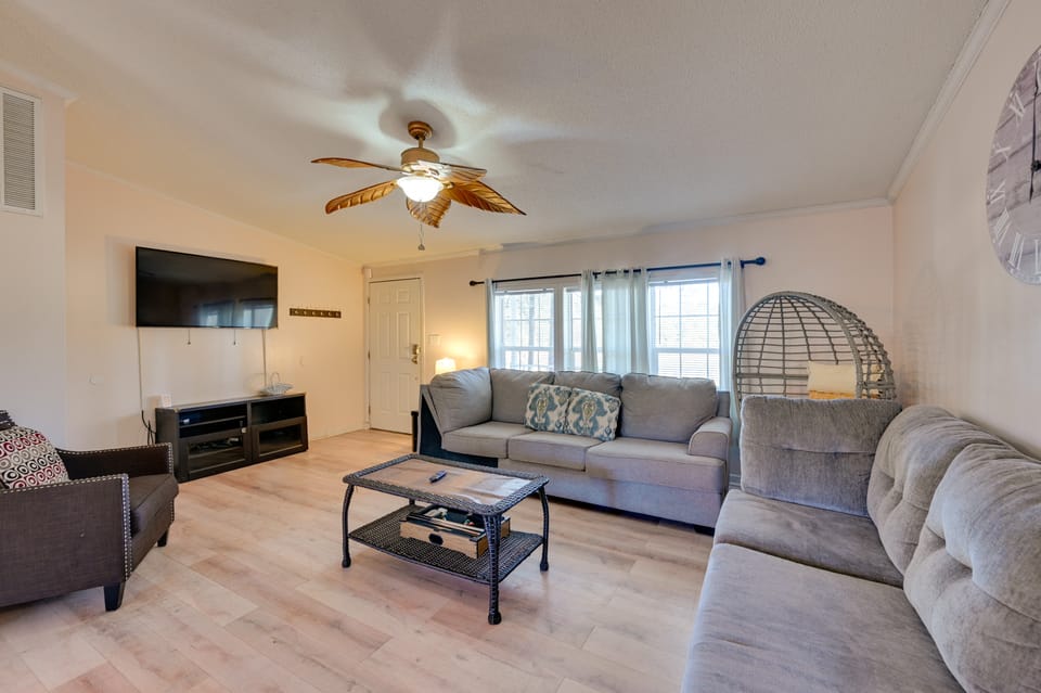 9 Mi to ECU: Pet-Friendly Greenville Home w/ Deck House in North Carolina