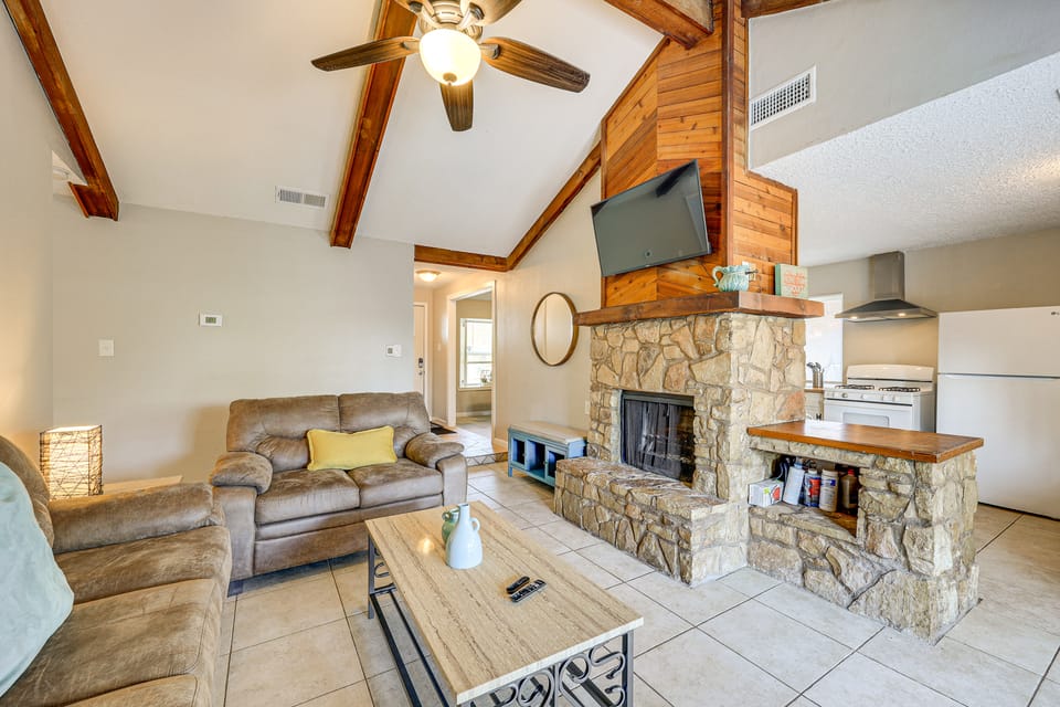 Game Room! Family Home 5 Mi to SeaWorld House in San Antonio