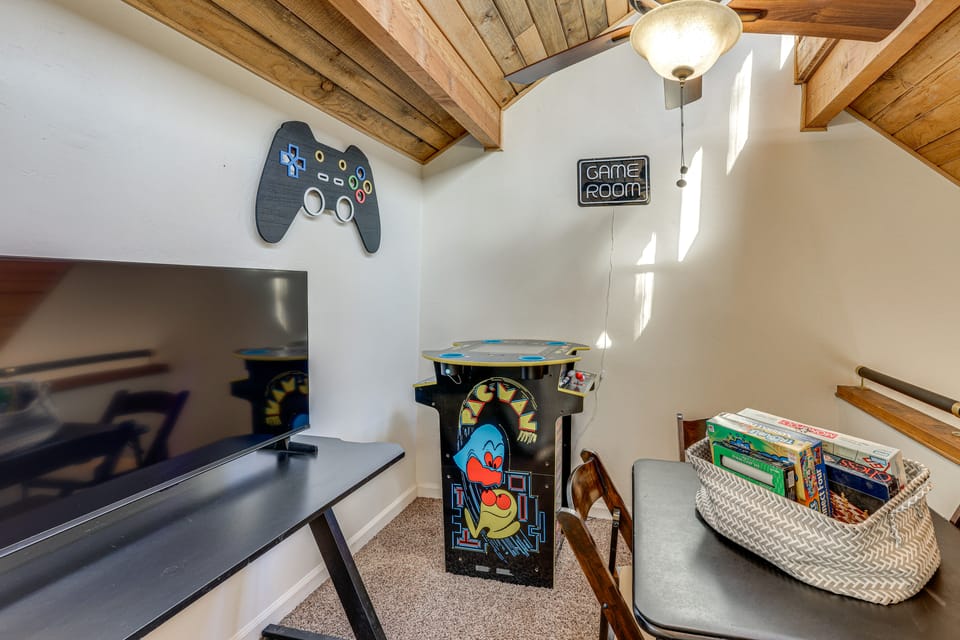 5 Mi to Mountain High Resort: Home w/ Gaming Area House in Wrightwood