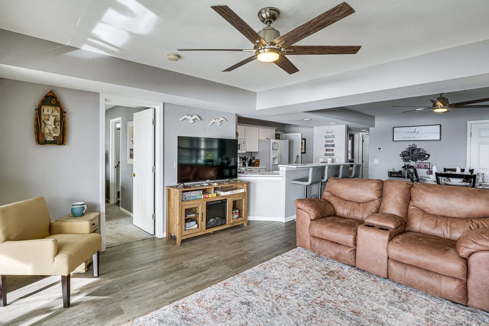 ‘Harbour Horizon’ Gem: 1 MM Main Channel, 2 Pools Apartment in Lake of the Ozarks