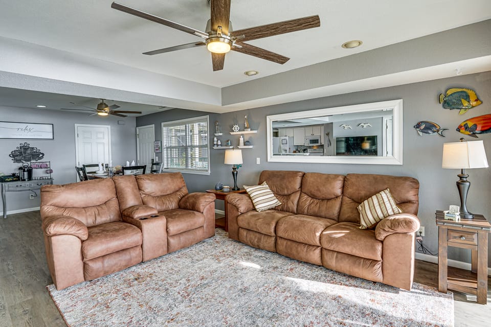 ‘Harbour Horizon’ Gem: 1 MM Main Channel, 2 Pools Apartment in Lake of the Ozarks