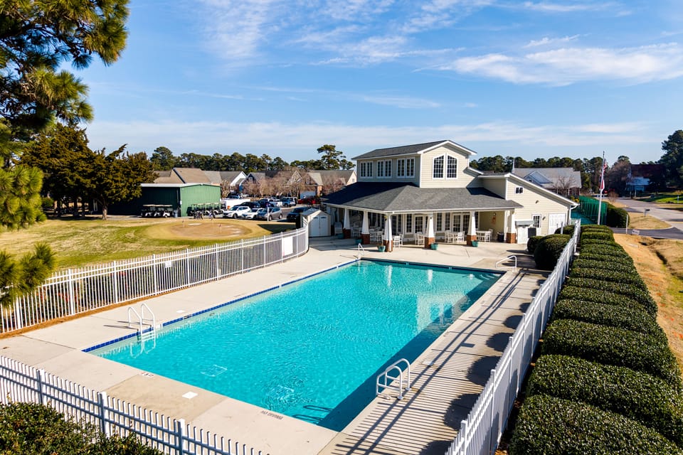 ‘Sweet Tee Retreat’ in Southport Golf Community! House in Saint James