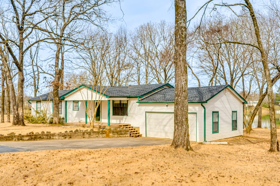 Lakefront Home w/ Yard & Deck in North Little Rock House in Arkansas
