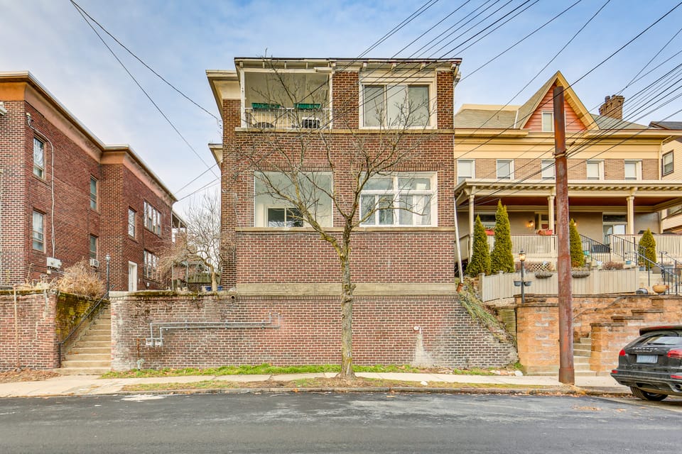 4 Mi to Market Square: Bright Apt w/ Balconies Apartment in Pittsburgh