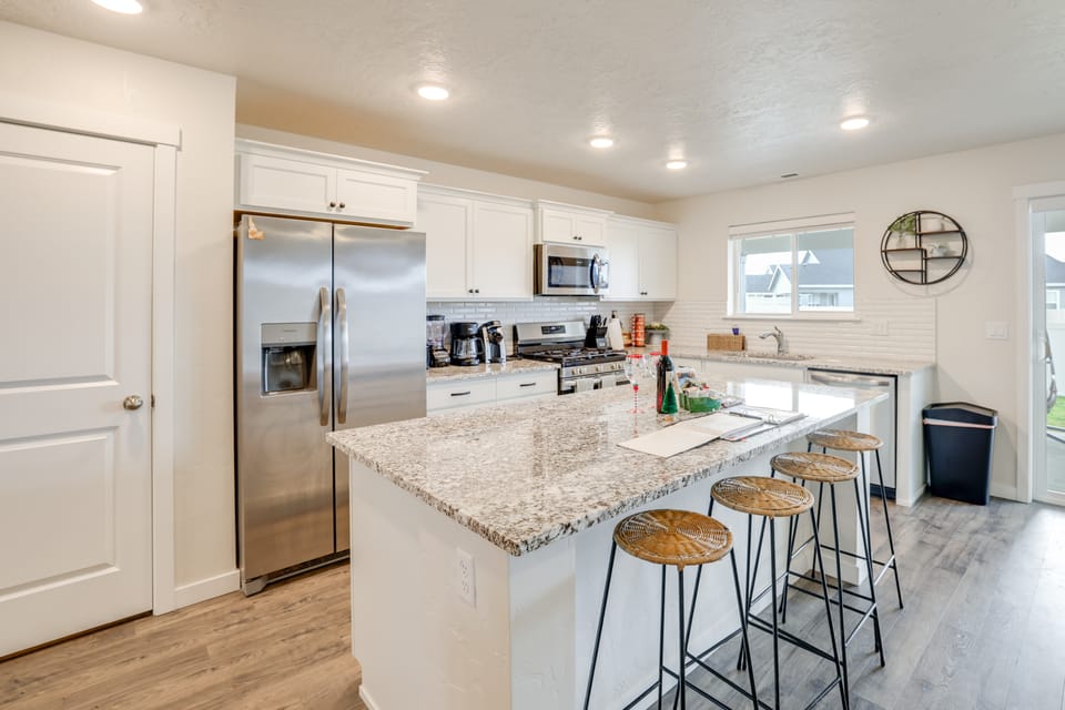 Hot Tub, Patio & Yard! Modern Nampa Home House in Nampa