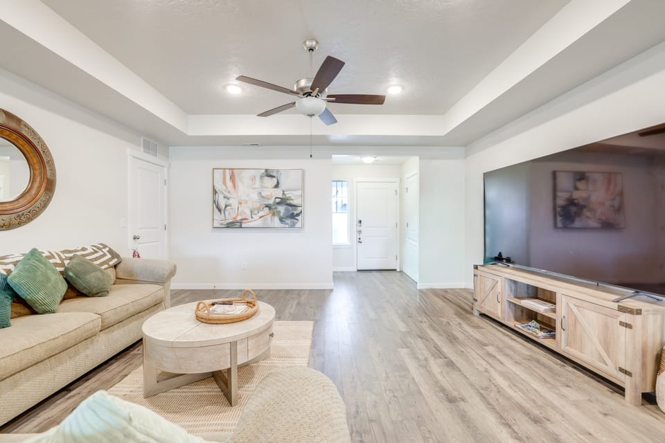 Hot Tub, Patio & Yard! Modern Nampa Home House in Nampa