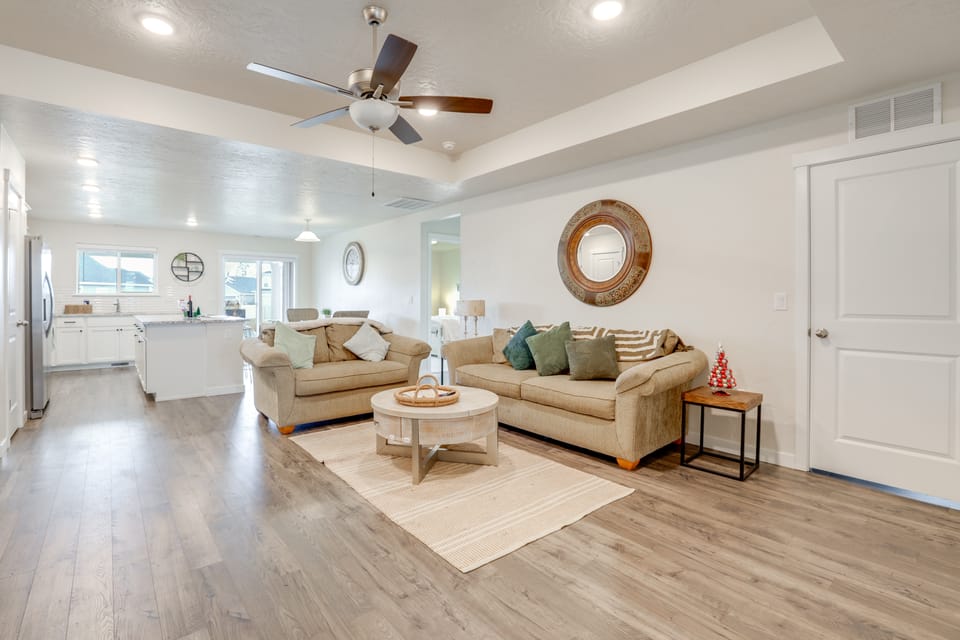 Hot Tub, Patio & Yard! Modern Nampa Home House in Nampa