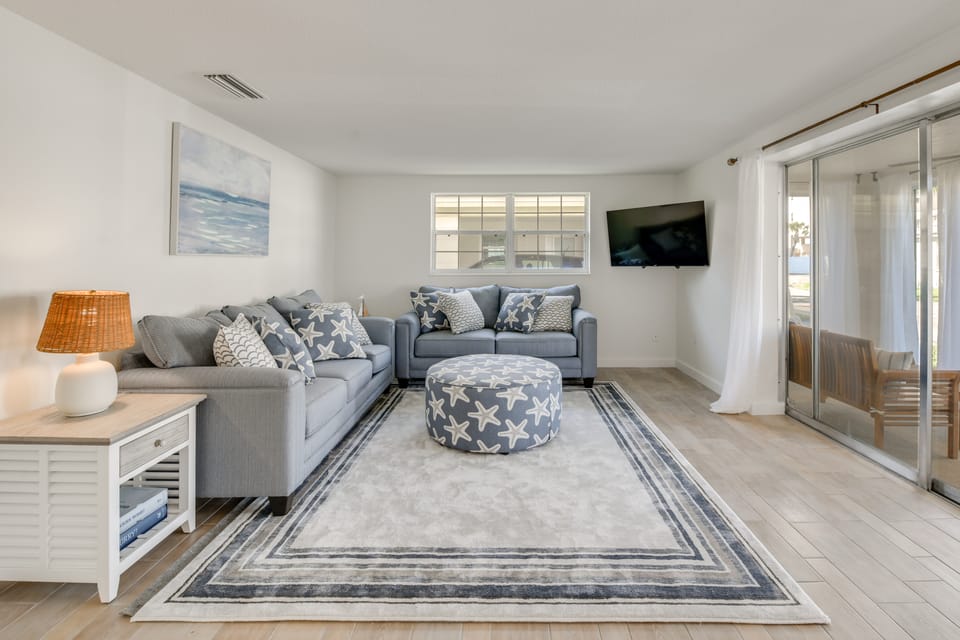 Private Beach Retreat on Siesta Key! Bright Villa Villa in Siesta Beach