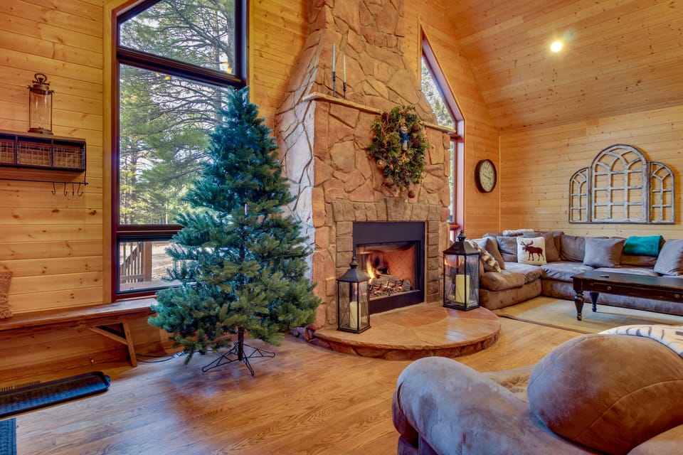 Hike, Fish & Relax Fireside! Forest Lakes Cabin House in Arizona