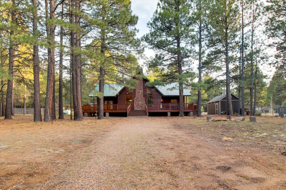 Hike, Fish & Relax Fireside! Forest Lakes Cabin House in Arizona