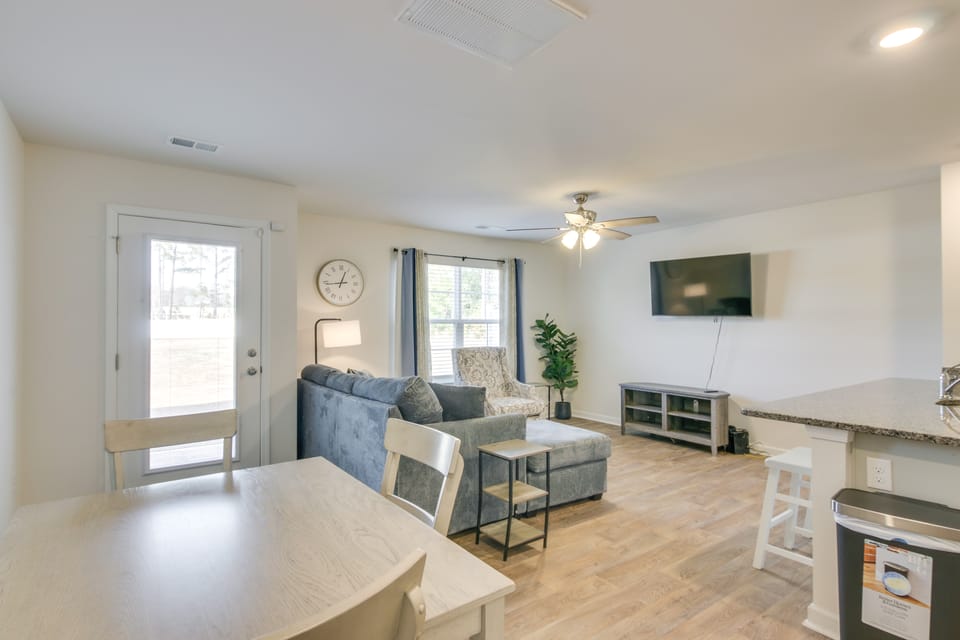 9 Mi to Shawn AFB! Family Townhome Near Dining Apartment in Sumter
