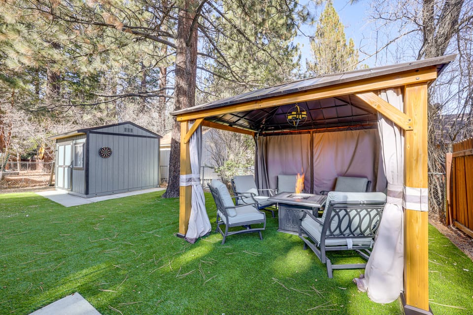 < 1 Mi to Bear Mtn! Family Ski Cabin w/ Game Room House in Big Bear