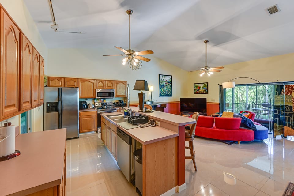 Tropical Vibes! Riverfront Bonita Springs Hideaway House in Bonita Springs