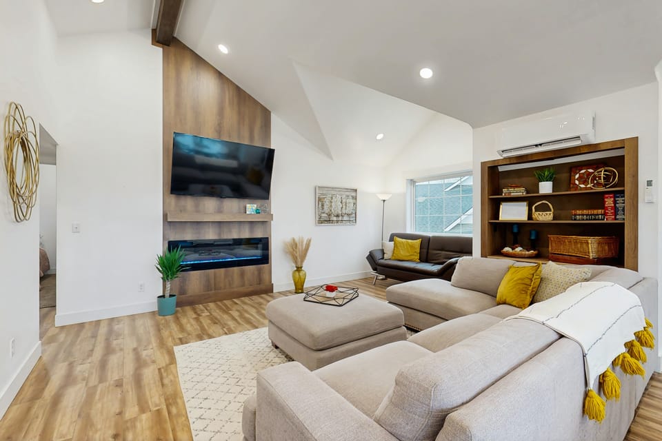 Home w/ Farmstyle Loft & Views, Mins to Dtwn House in Idaho