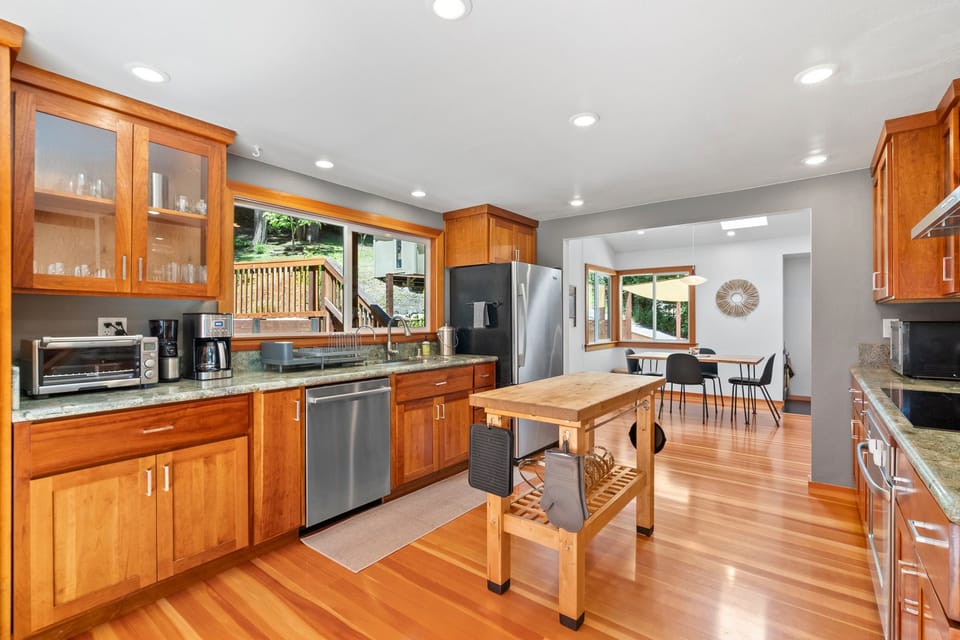 Redwood Oasis - Luxe Santa Cruz Cabin w/ Hot Tub House in Ben Lomond