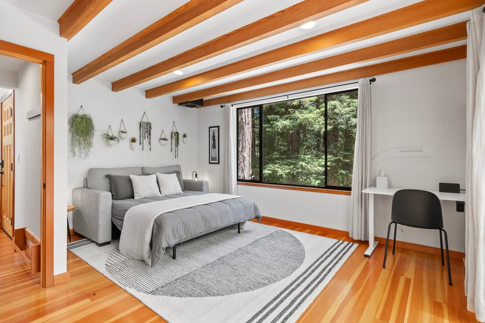 Redwood Oasis - Luxe Santa Cruz Cabin w/ Hot Tub House in Ben Lomond