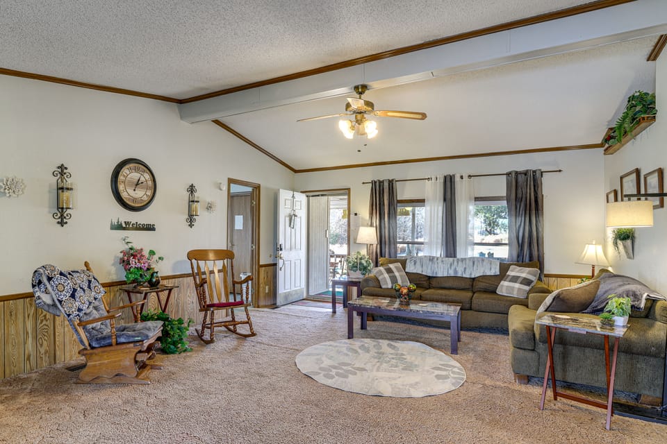 Pool, Large Porch! Country Home Near Roaring River House in Ozark Mountains