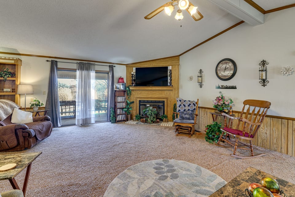 Pool, Large Porch! Country Home Near Roaring River House in Ozark Mountains