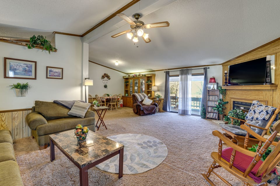 Pool, Large Porch! Country Home Near Roaring River House in Ozark Mountains