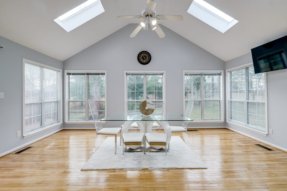 'The Mirror' - Elegant & Dog-Friendly DMV Home House in Prince Georges County