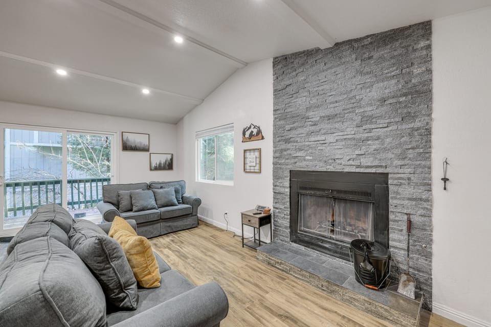 1 Mi to Lake Gregory! Updated Family Home w/ Deck House in Crestline