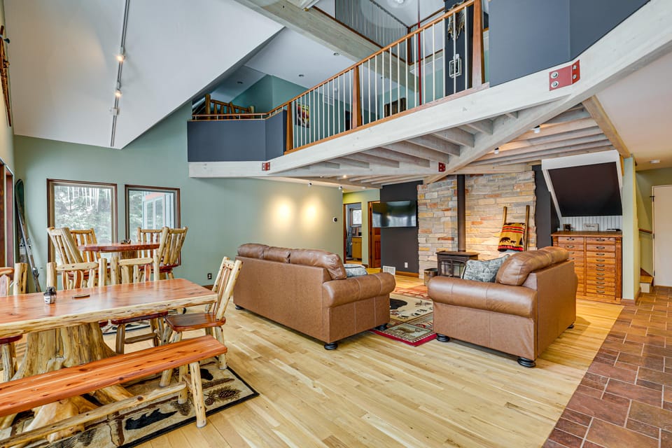 Private Peninsula! Laurel Lake Retreat w/ 3 Piers House in Wisconsin
