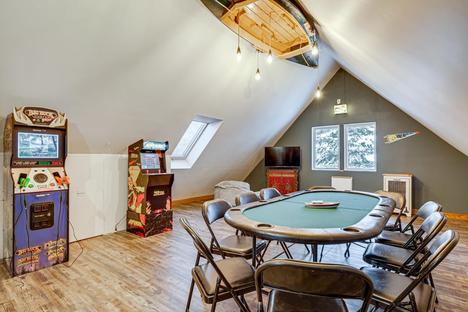Private Peninsula! Laurel Lake Retreat w/ 3 Piers House in Wisconsin