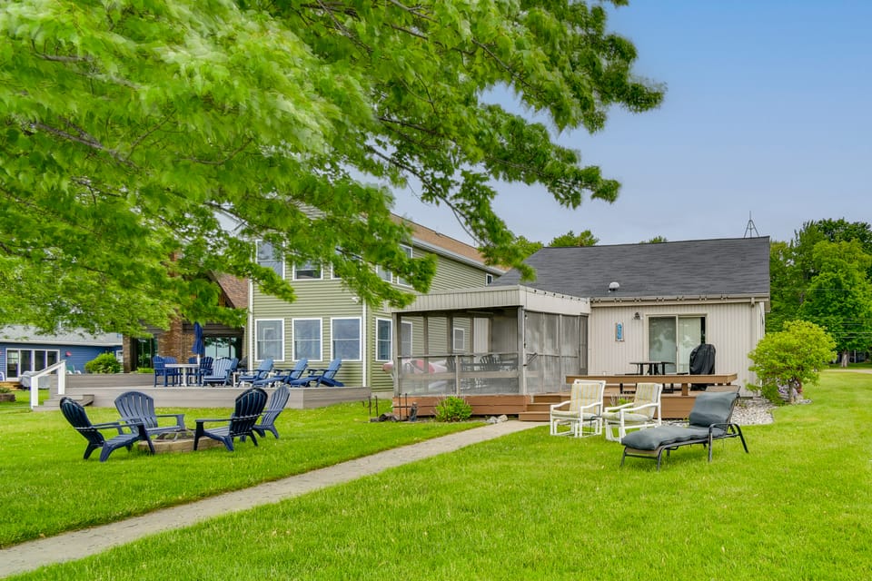 Porch + Views: Waterfront Home on Houghton Lake! House in Michigan