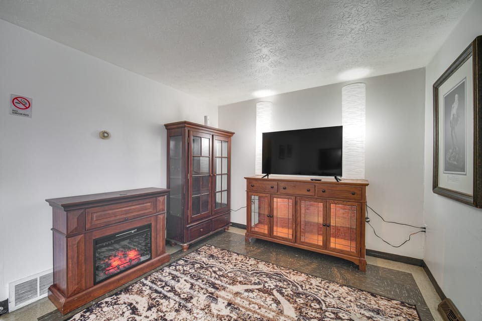 Red Line to Downtown! Inviting Home in Cleveland Apartment in East Cleveland