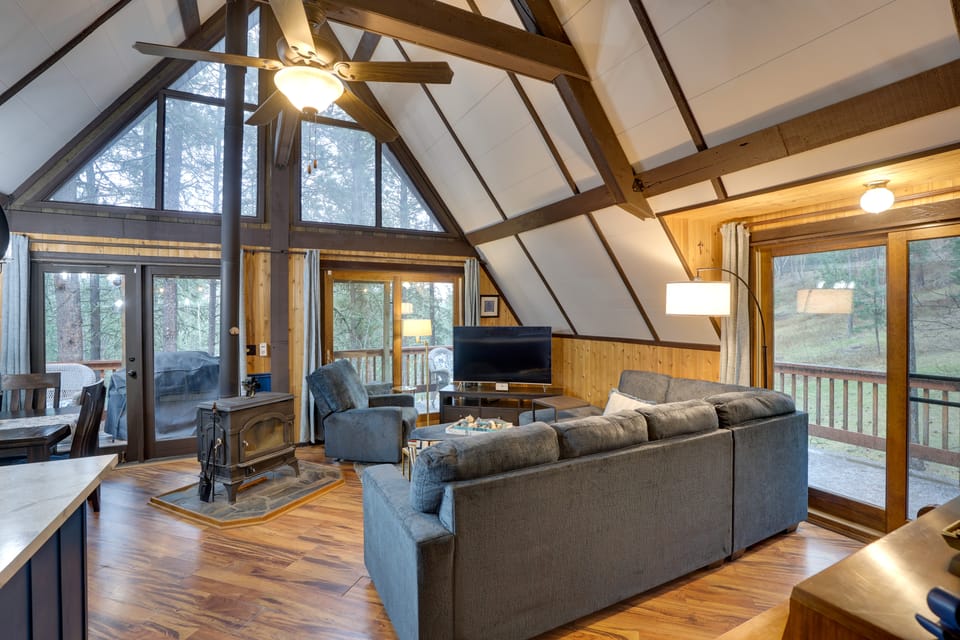 Serene Black Hills Forest Cabin w/ Wraparound Deck House in West Pennington