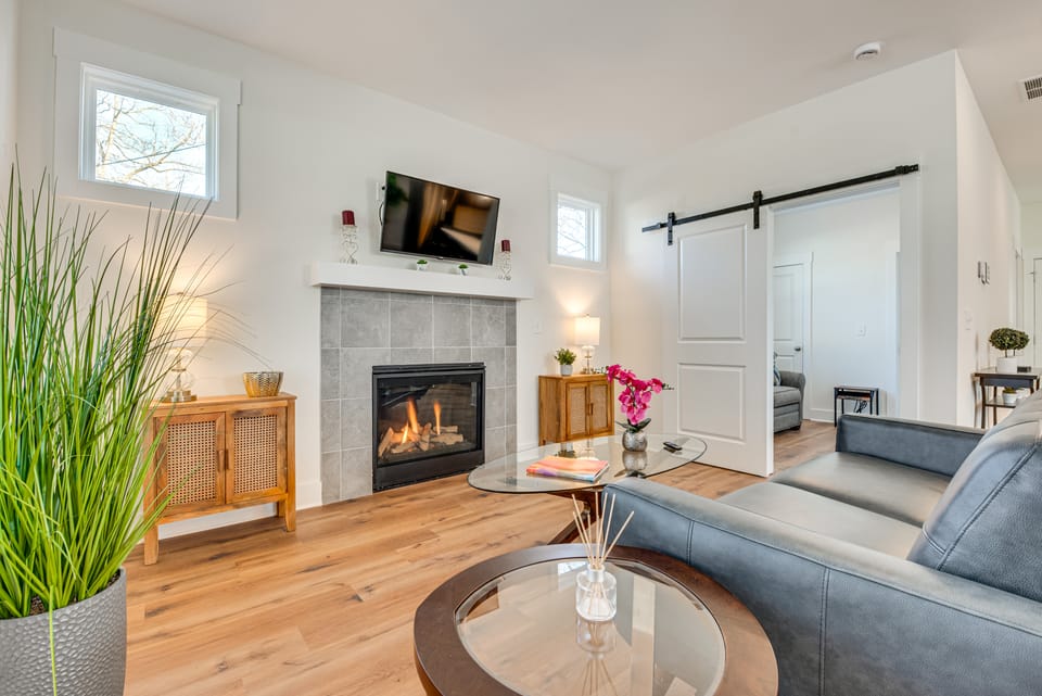1 Mi to Mercedes-Benz Stadium: Modern ATL Gem! House in Atlanta