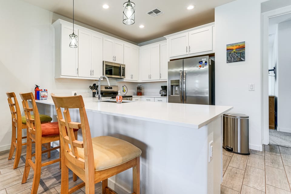 Snowbird Escape w/ Pool, 7 Mi to Dtwn Gilbert! Apartment in Gilbert