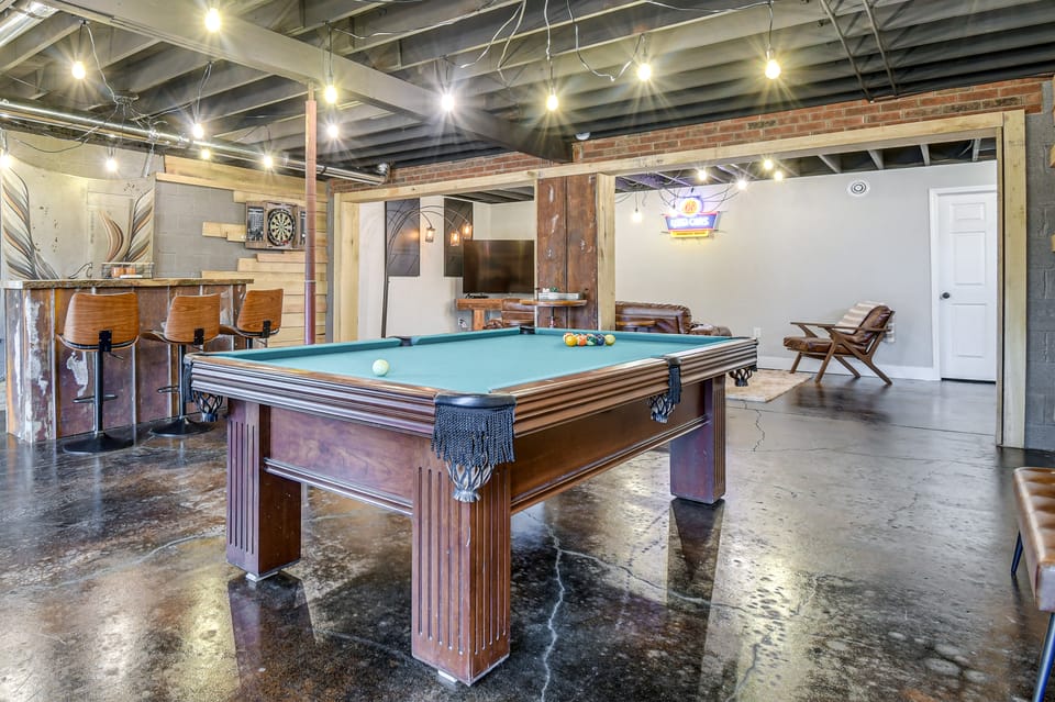 Country Setting w/ Modern Feel! Group Stay in Waco House in Kentucky