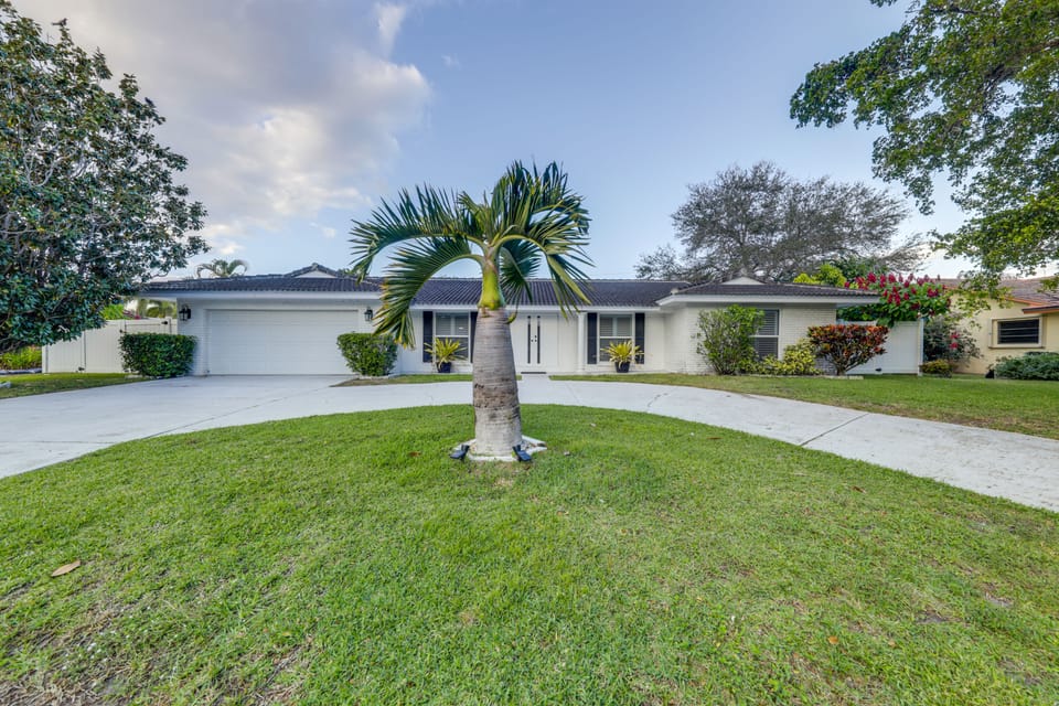 Luxe Outdoor Space! Elevated Delray Beach Living House in Delray Beach