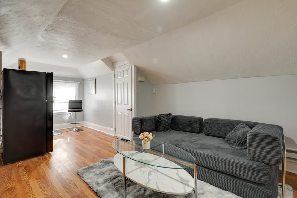 3 Mi to Blue Hills Skiing & Hiking! Couple’s Apt Apartment in Milton