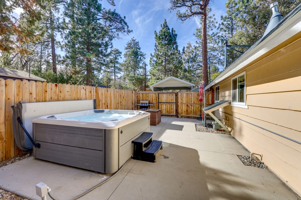 Hot Tub + Game Room: Group Getaway in Big Bear! House in Southern California
