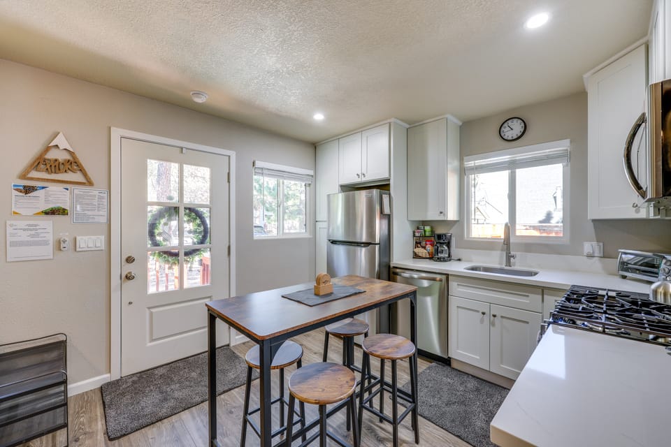 Ski & Hike: Cozy Big Bear Retreat w/ Fireplace House in Southern California