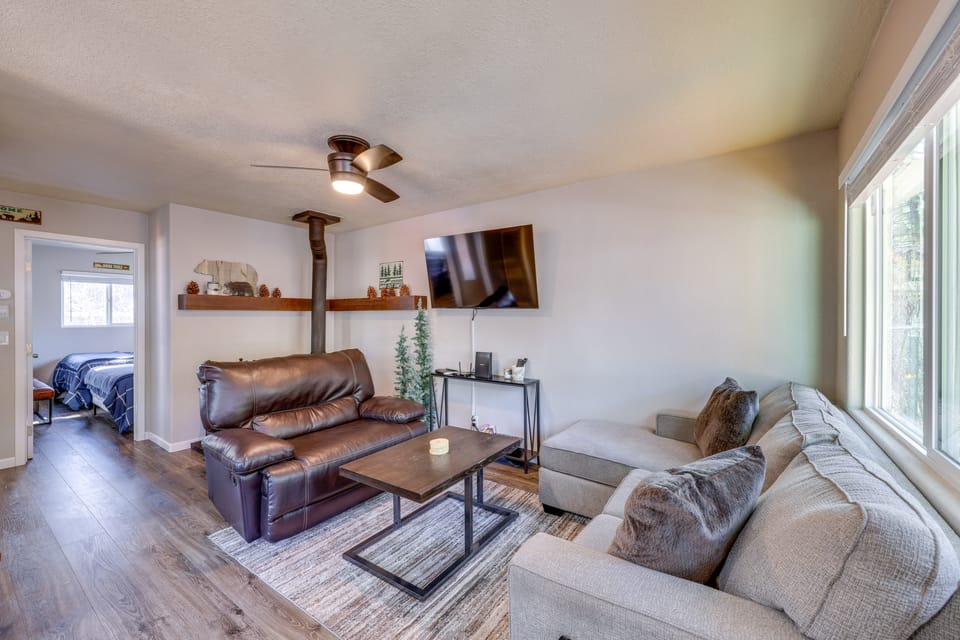 Ski & Hike: Cozy Big Bear Retreat w/ Fireplace House in Southern California