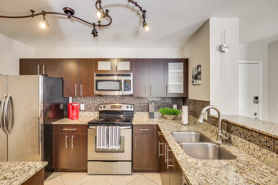 Gated Resort Condo By Hard Rock & Aventura Mall! Apartment in Sunny Isles Beach