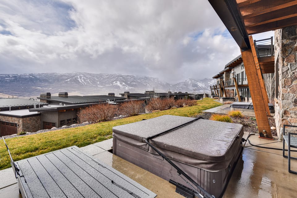 Luxe Eden Gem w/ Hot Tub: 6 Mi to Powder Mountain! Apartment in Utah