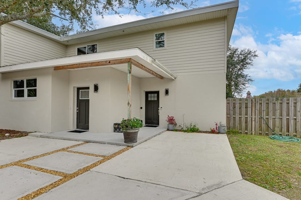 'The Hangar Retreat' Aviation-Themed Stay in Lutz Apartment in Wesley Chapel