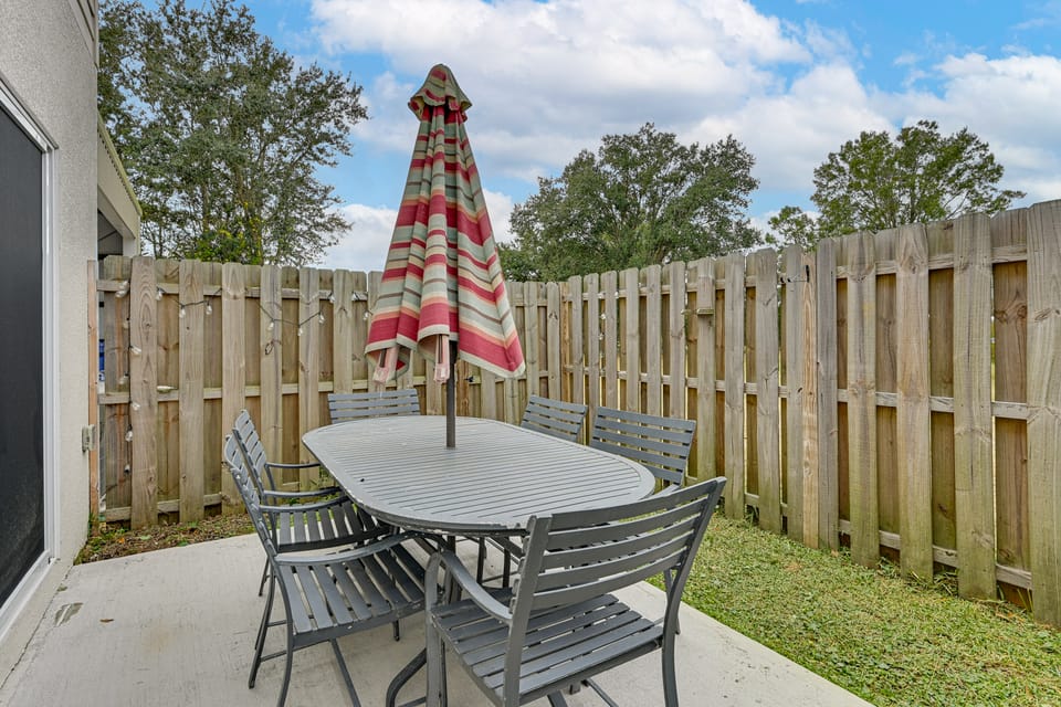 'The Hangar Retreat' Aviation-Themed Stay in Lutz Apartment in Wesley Chapel