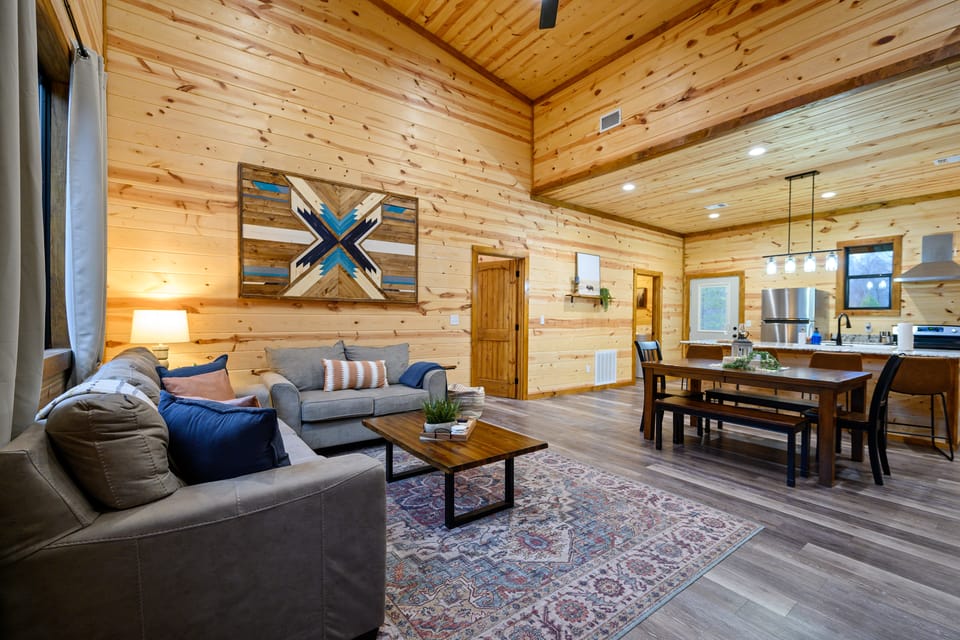 Families w/ Dogs Welcome! Cabin 5 Mi to Hochatown House in Broken Bow
