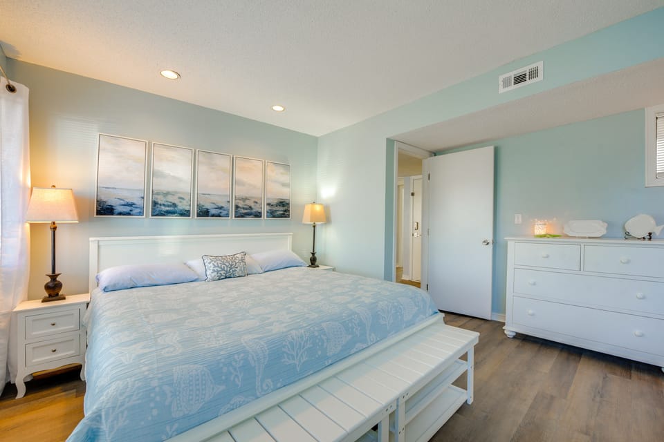 Ocean Breezes & 2 Pools: 1 Block to the Sand Apartment in South Carolina