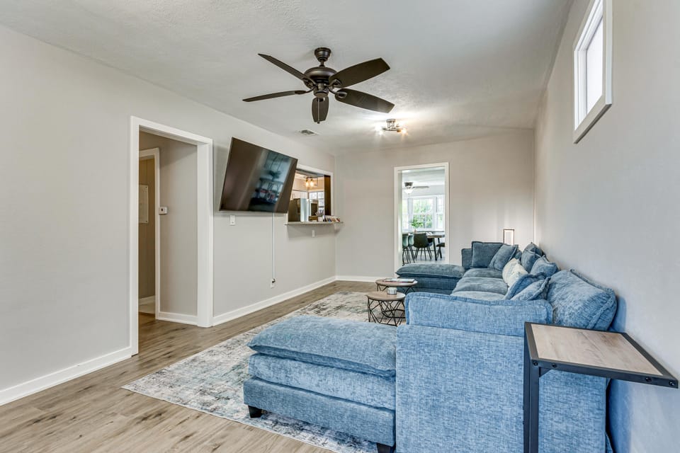 4 Mi to NAS Pensacola! Family Getaway w/ Pool House in Navy Point