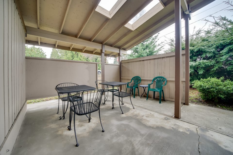 Duplex Group Getaway 3 Mi to Dtwn Bellevue! House in Bellevue