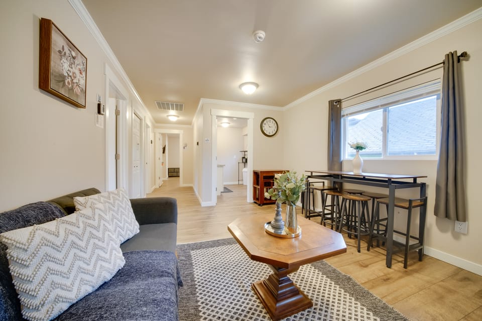 3 Mi to Dtwn Seattle: Large Home w/ Private Deck! House in Seattle