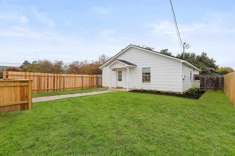 Walk to Historic Georgetown Square: Texas Getaway! House in Georgetown