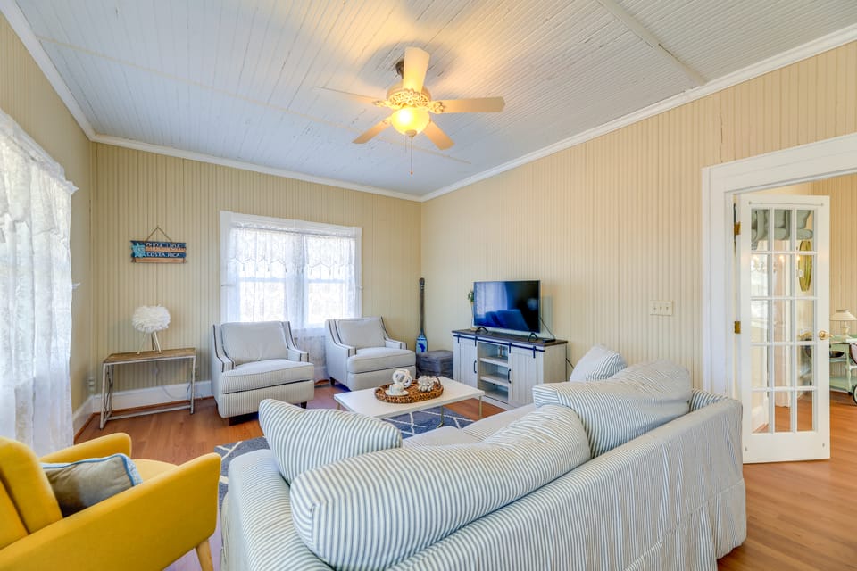 Crystal Coast Family Retreat < 1 Mi to Boat Ramp! House in North Carolina