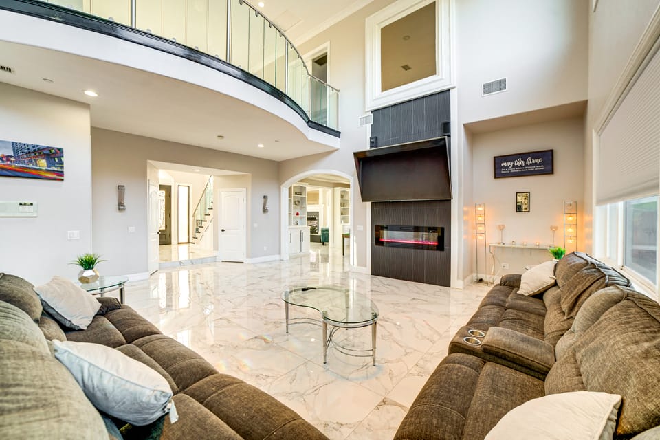 Expansive Riverside Mansion! Luxe, Family Friendly House in Riverside